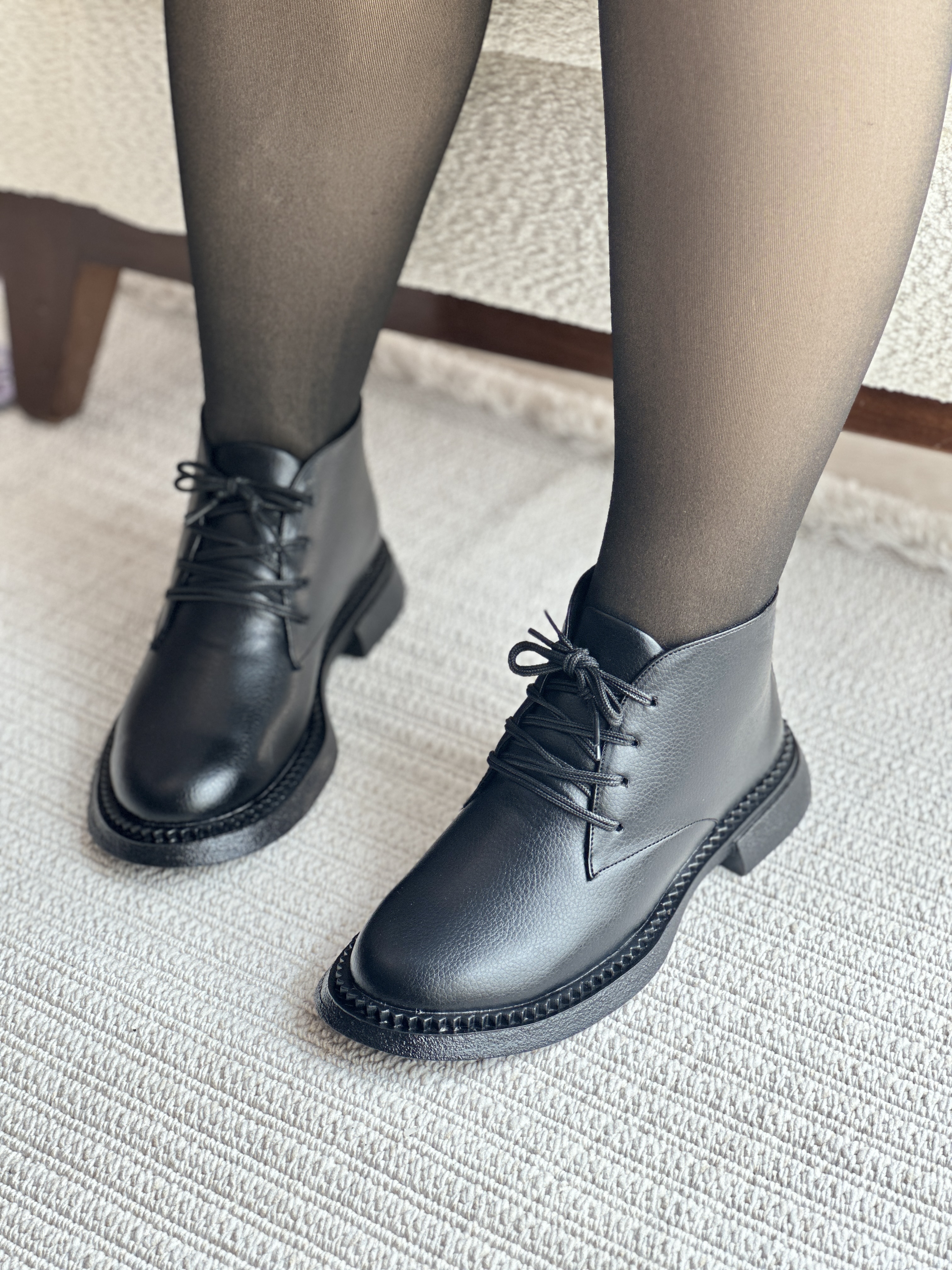 نیم‌بوت زنانه چرمی بنددار مشکی – استایل کلاسیک روزمره