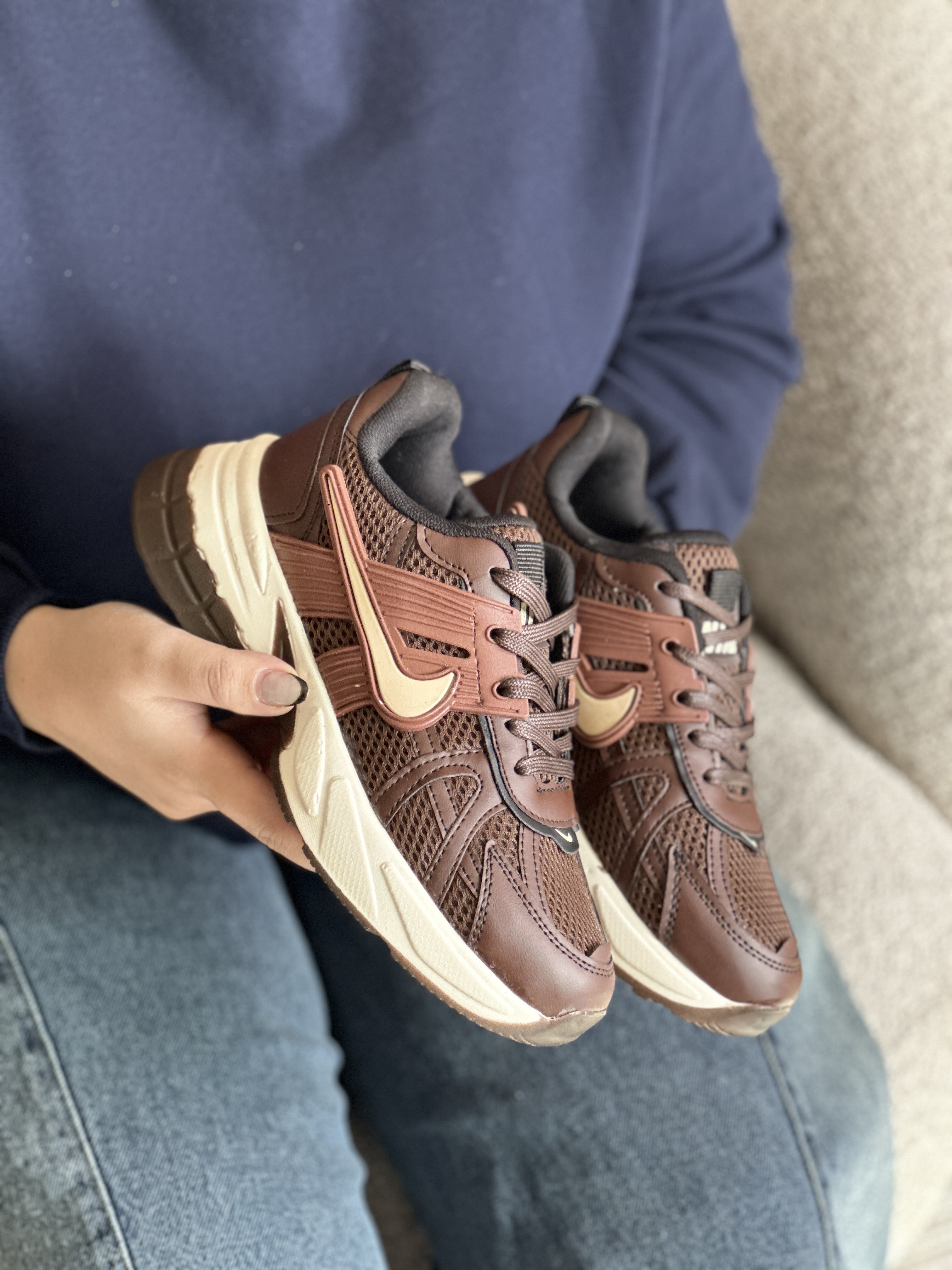 کتانی طرح نایک V2K زنانه رنگ موکا | اسپرت سبک و راحت برای استفاده روزمره