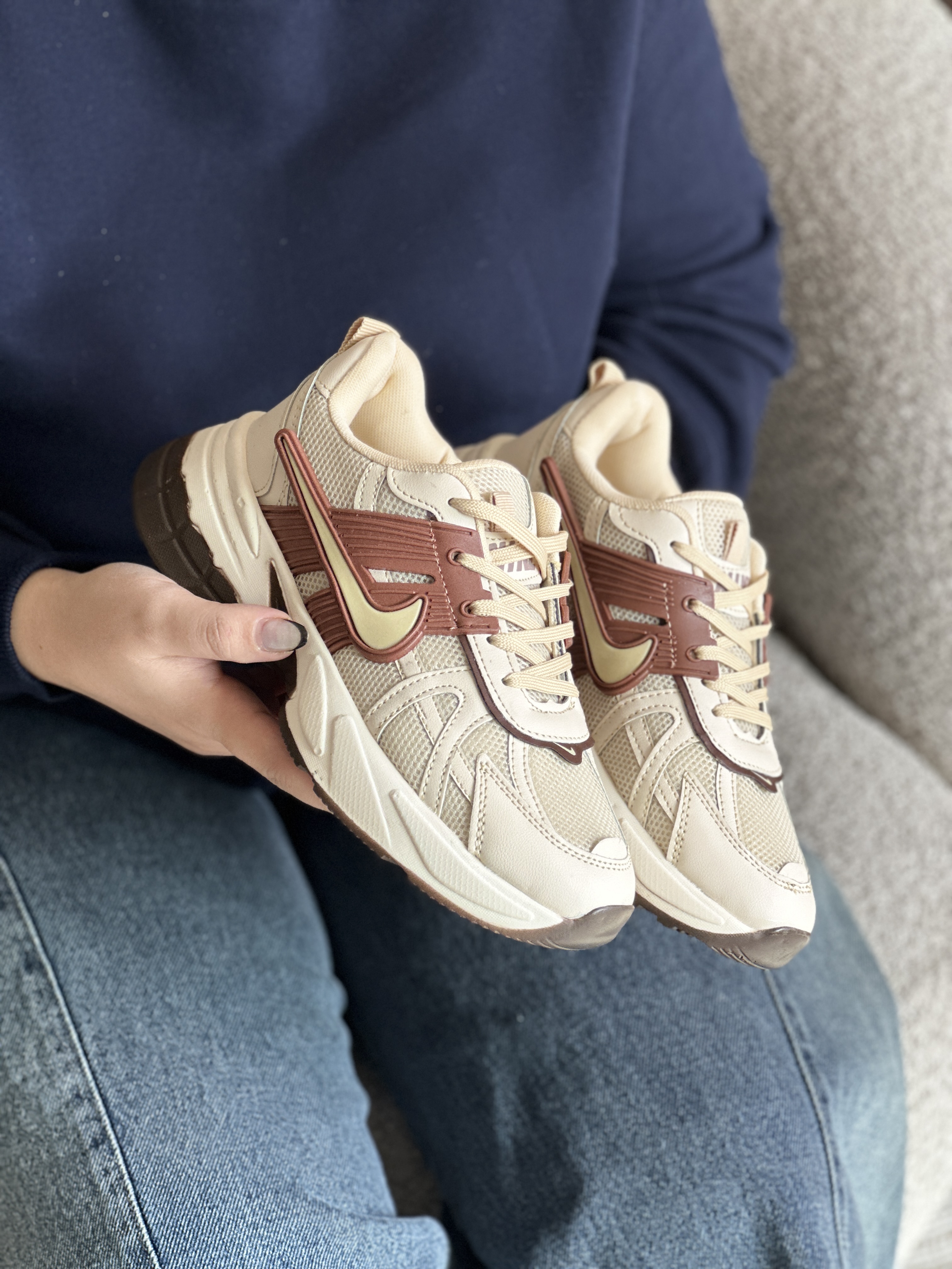 کتانی طرح نایک V2K زنانه رنگ کرم | اسپرت سبک و راحت برای استفاده روزمره