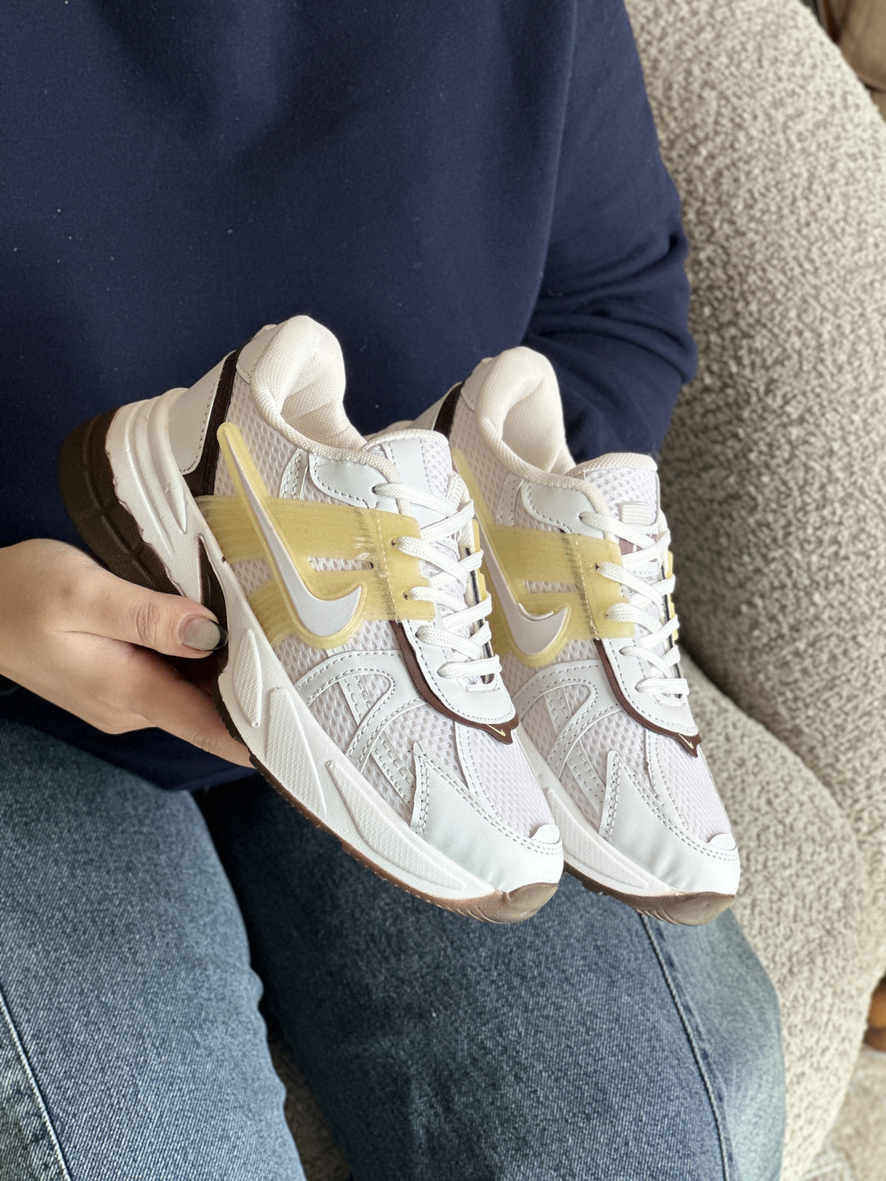 کتانی طرح نایک V2K زنانه رنگ سفید | اسپرت سبک و راحت برای استفاده روزمره