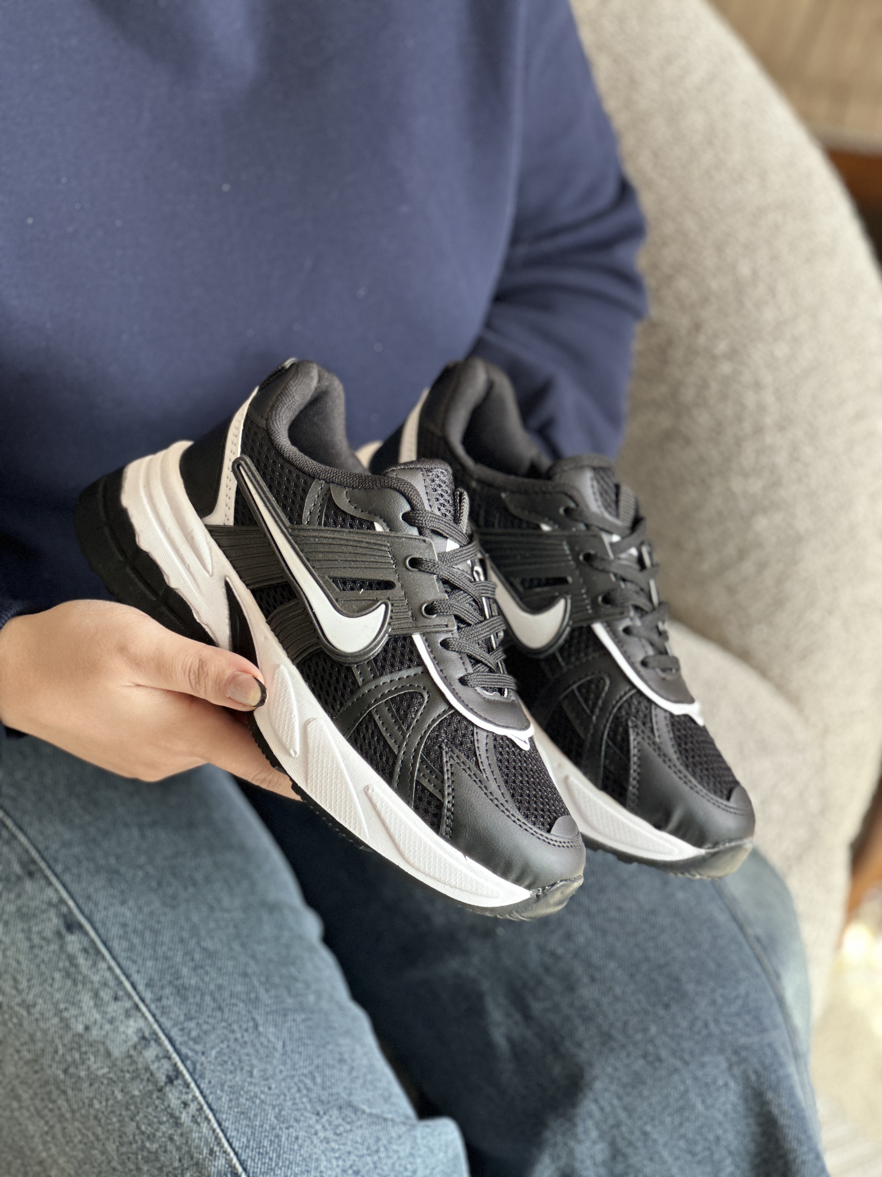 کتانی طرح نایک V2K زنانه رنگ مشکی | اسپرت سبک و راحت برای استفاده روزمره