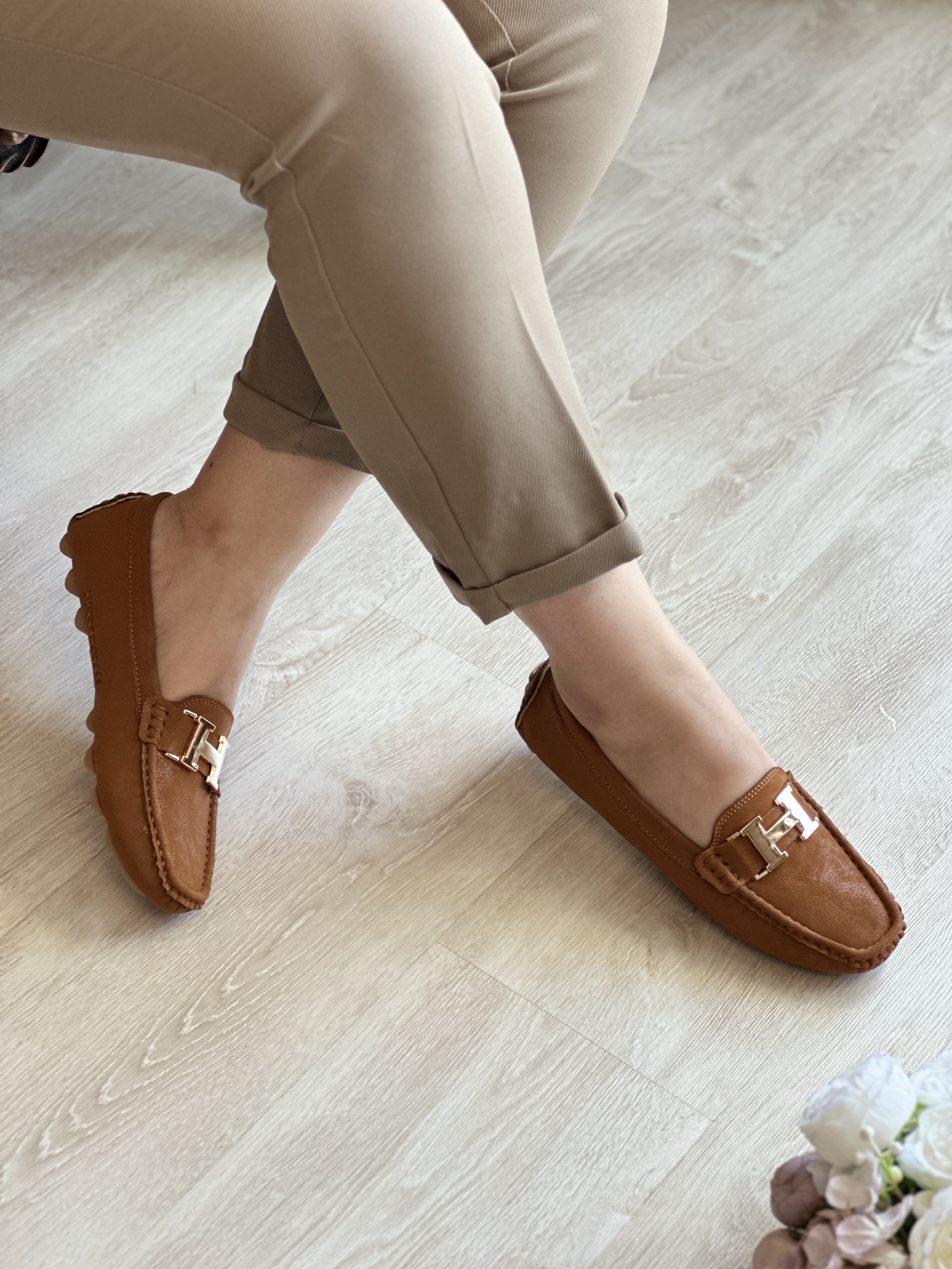 کفش کالج زنانه طرح هرمس رنگ عسلی – راحت، شیک و مناسب استفاده روزمره