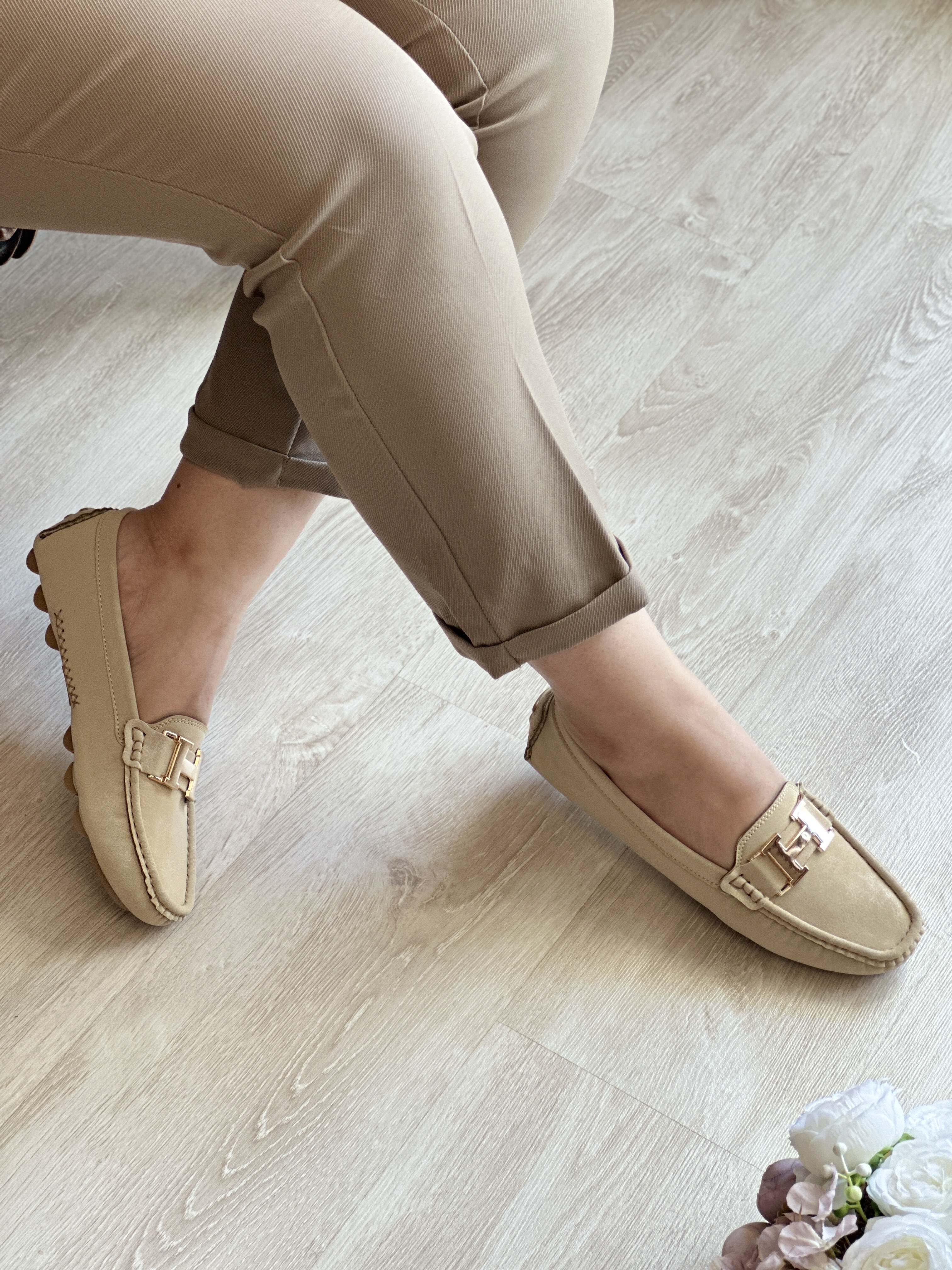 کفش کالج زنانه طرح هرمس رنگ کرم – راحت، شیک و مناسب استفاده روزمره