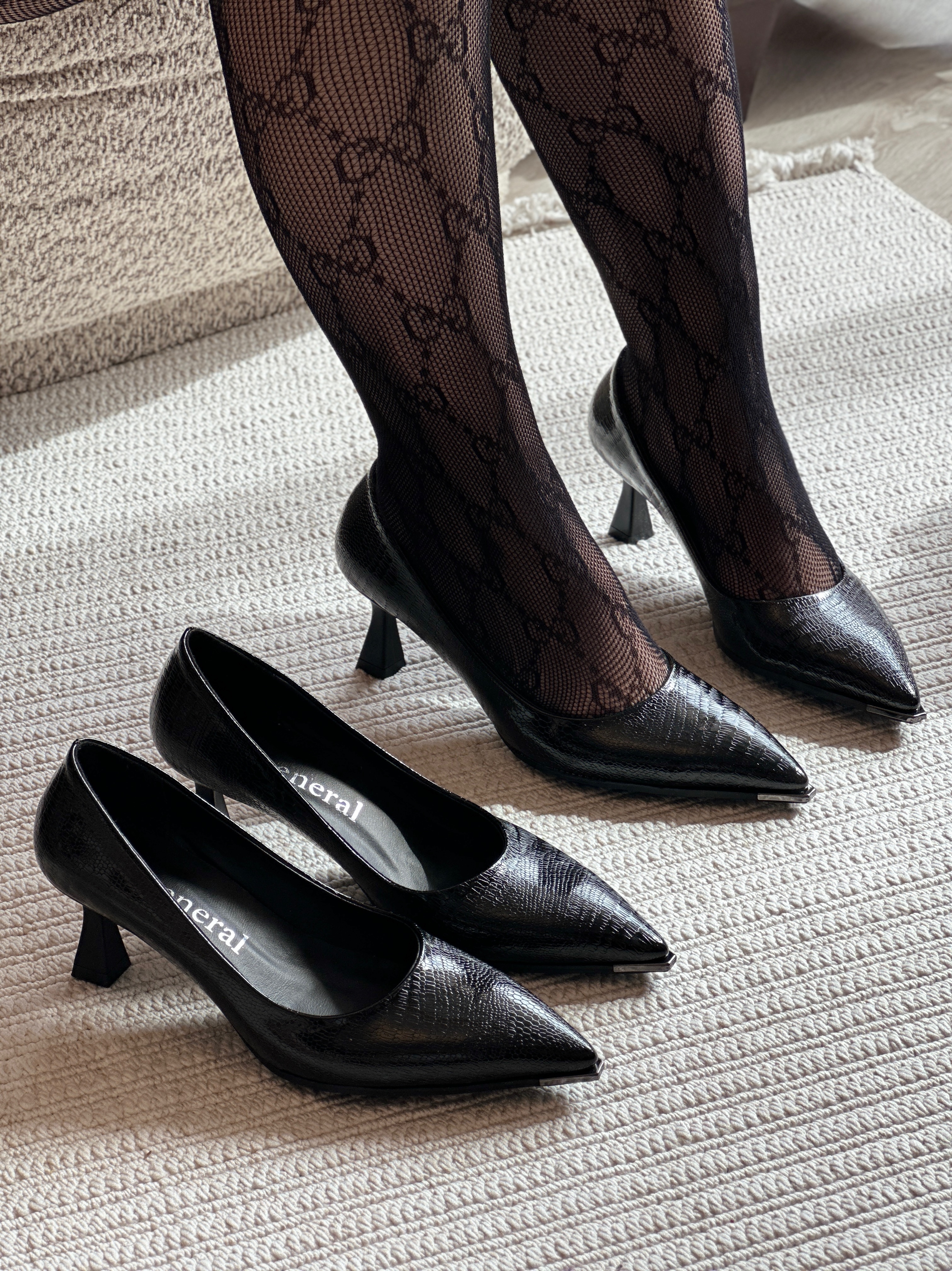 کفش مجلسی زنانه پاشنه‌سه‌مشکی – شیک، مینیمال و همیشه ترند